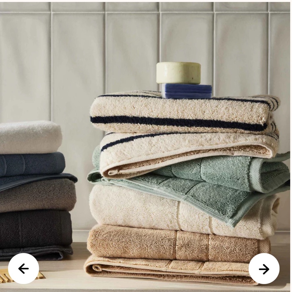 Super-Plush Hand Towels
Includes 2 Hand Towels (20” x 30”) HT